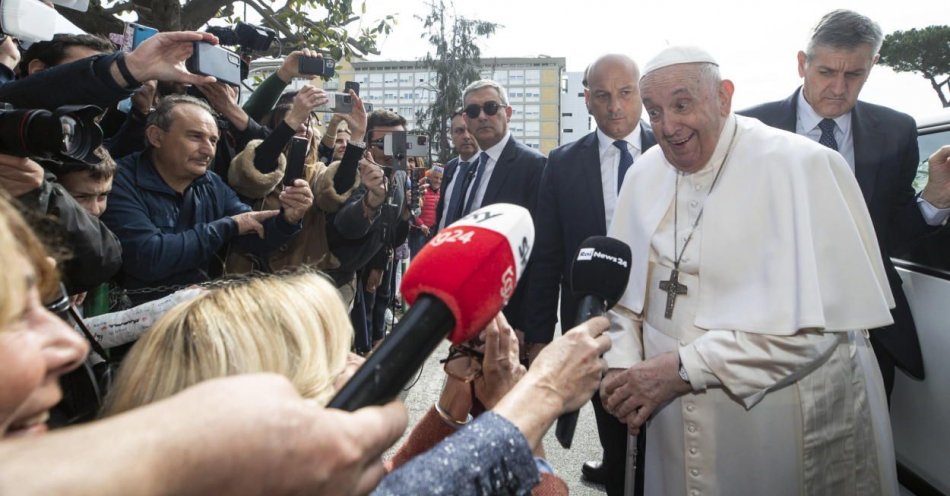 zdjęcie: Papież opuścił szpital, modlił się w bazylice Matki Bożej Większej i wrócił do Watykanu / fot. PAP