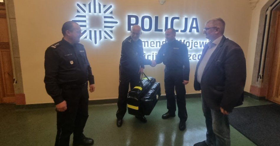 zdjęcie: Torba ratownicza R-1 trafiła w ręce polickich policjantów / fot. KPP w Policach