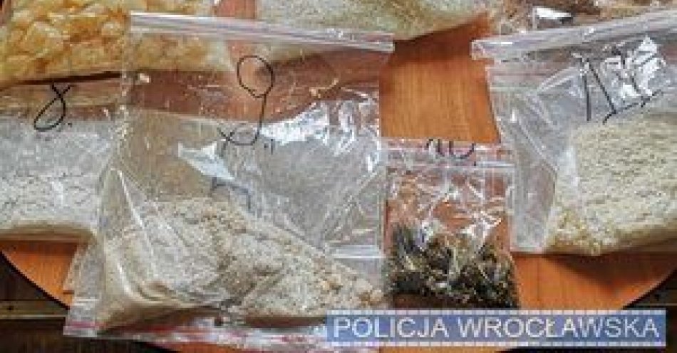 zdjęcie: 3 kg narkotyków w urządzeniu do nadawania i odbierania paczek, a kolejne 5 kg w mieszkaniu - tymczasowy areszt dla podejrzanego / fot. KMP w Wrocławiu