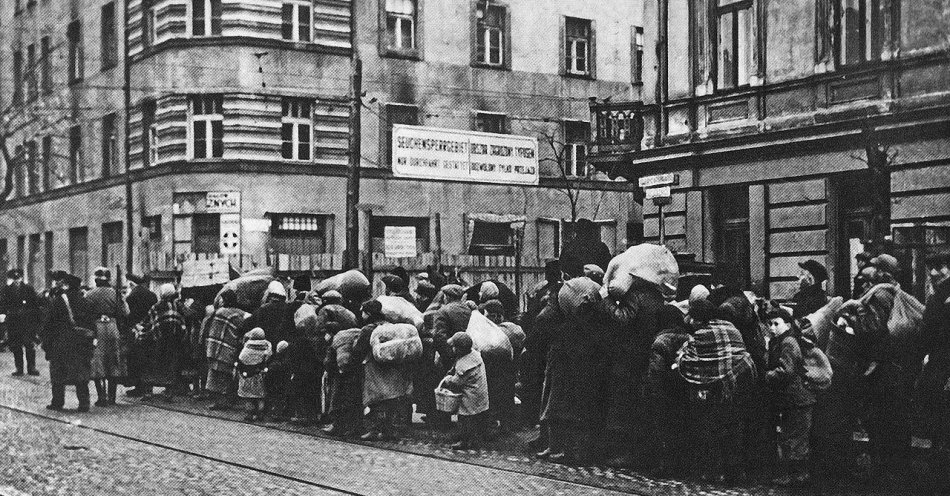 zdjęcie: Powstanie w getcie warszawskim / https://commons.wikimedia.org/wiki/File:Resettlement_of_Jews_to_the_Warsaw_Ghetto.jpg#/media/File:Resettlement_of_Jews_to_the_Warsaw_Ghetto.jpg