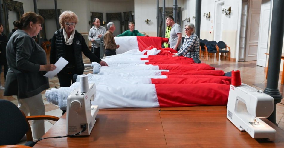 zdjęcie: Próba bicia rekordu Polski na najdłuższą flagę narodową i flaga na latarni morskiej / fot. PAP