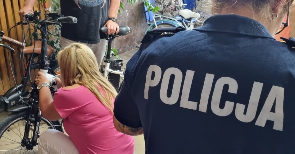 zdjęcie: Policjanci oznakowali rowery włocławian / fot. KMP we Włocławku