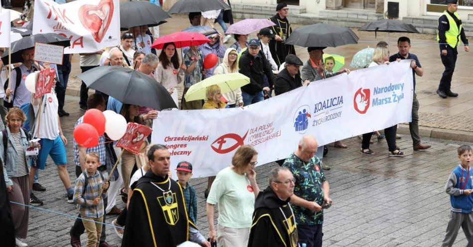 zdjęcie: W strugach deszczu przeszedł XVIII Narodowy Marsz dla Życia i Rodziny / fot. PAP