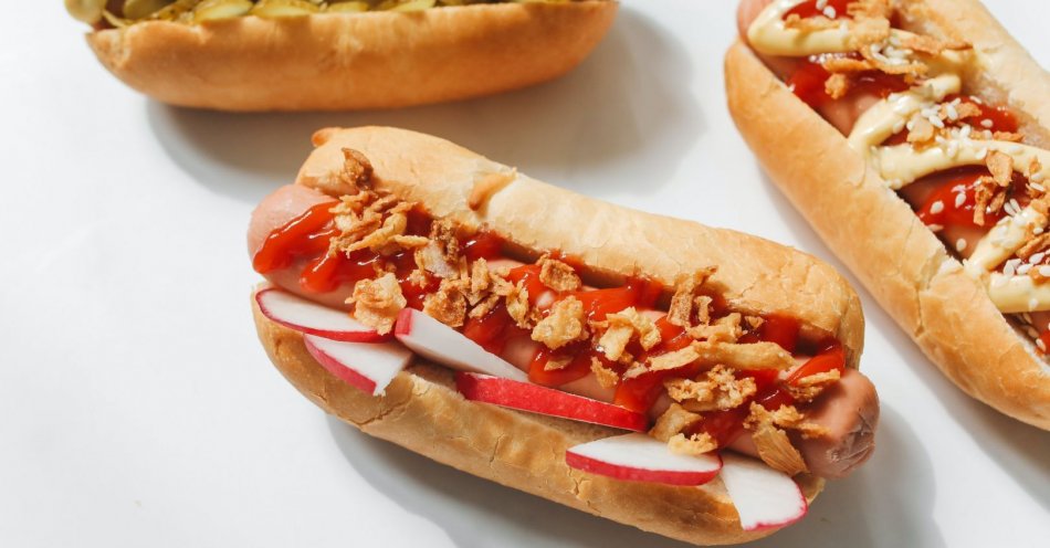 zdjęcie: Podłużna kanapka z gorącą parówką i dodatkami czyli najbardziej znany fast food na świecie / pexels/4518655