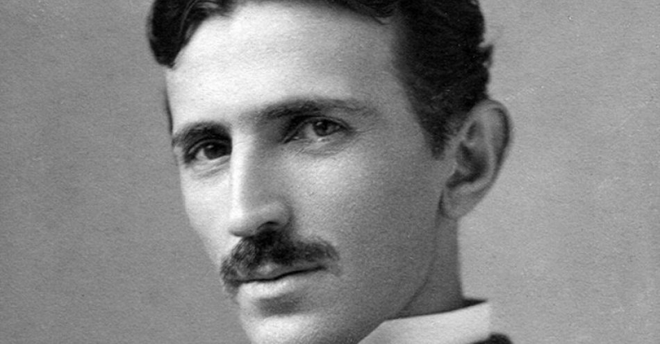 zdjęcie: Nikola Tesla - pionier elektryczności / https://commons.wikimedia.org/wiki/Category:Nikola_Tesla#/media/File:Tesla_circa_1890.jpeg