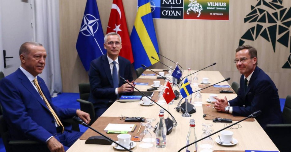 zdjęcie: Prezydent Turcji zgodził się poddać wniosek o akcesję Szwecji do Sojuszu pod głosowanie w parlamencie / fot. PAP