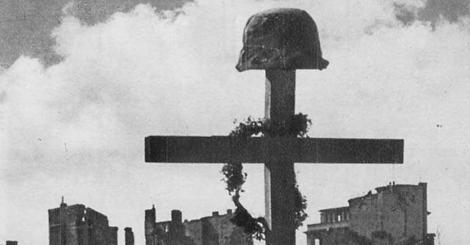 zdjęcie: W cieniu zburzonego miasta / https://commons.wikimedia.org/wiki/Category:Warsaw_Uprising#/media/File:Polish_Soldier's_Grave_Warsaw_1945.jpg