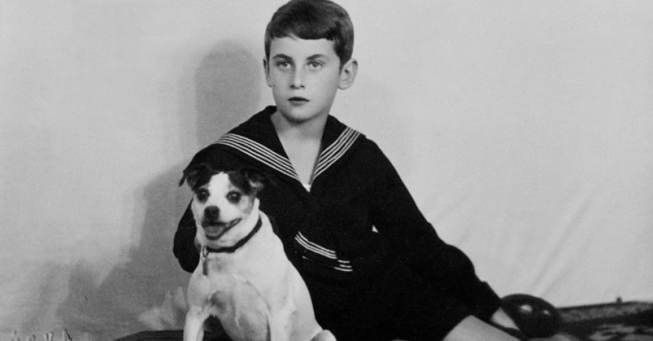 zdjęcie: Poległy 4 sierpnia 1944 r., ale w swoich słowach wciąż żywy / Krzysztof Kamil Baczyński with his dog Fred, fot. Wikimedia Commons