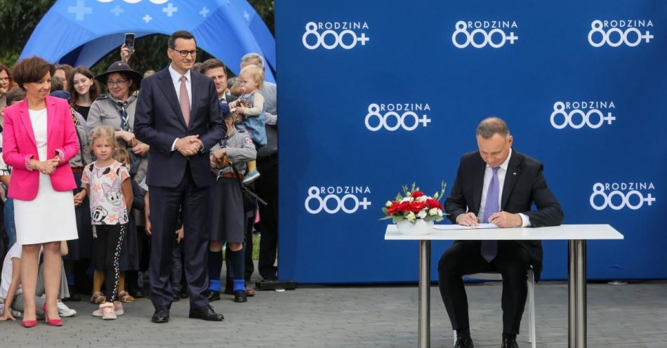 zdjęcie: Prezydent podpisał nowelizację podnoszącą od 1 stycznia 2024 r. świadczenie 500 plus do 800 zł / fot. PAP