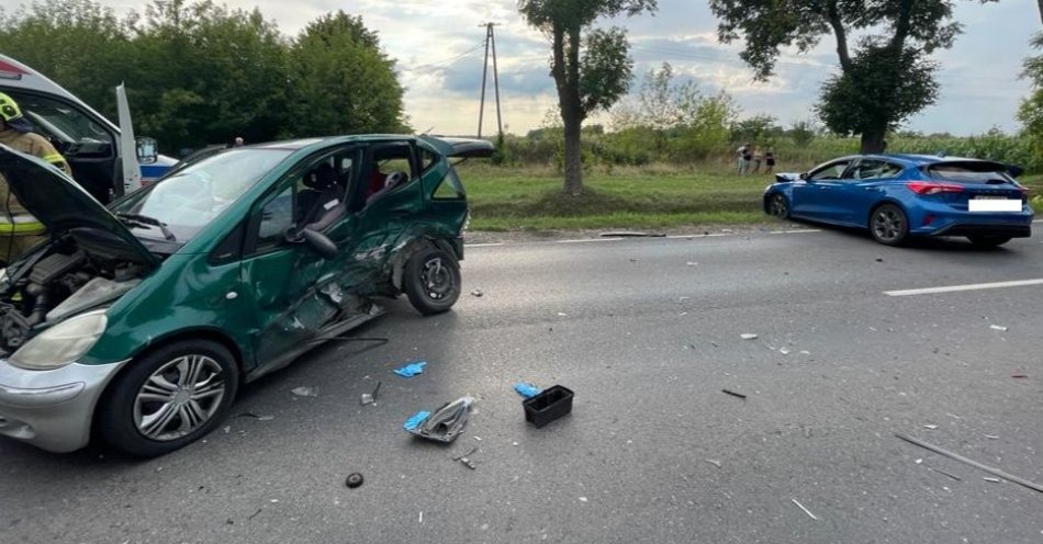 zdjęcie: Zderzenie dwóch pojazdów na drodze krajowej 61 / fot. KPP w Pułtusku