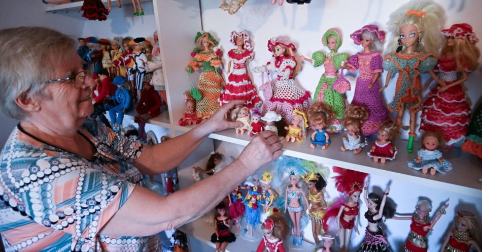 zdjęcie: Ponad tysiąc lalek Barbie w kolekcji szczecinianki – każda otrzymuje szydełkową sukienkę / fot. PAP