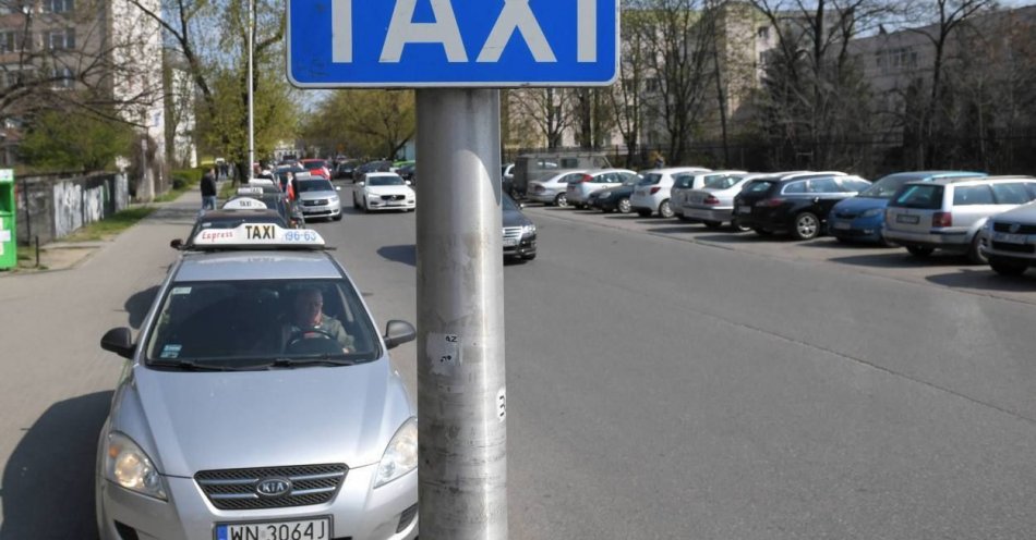 zdjęcie: Konsolidacja taksówek przyspiesza. W siłę rosną aplikacje przewozowe / fot. PAP