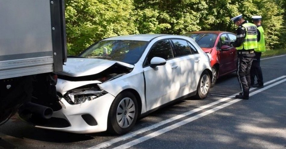 zdjęcie: W zderzeniu trzech samochodów dwie osoby trafiły do szpitala / fot. KPP w Piszu