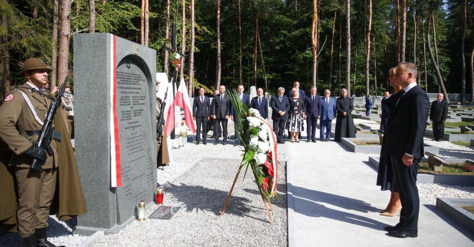zdjęcie: Para prezydencka złożyła wieniec przed pomnikiem Żydów zamordowanych w Markowej / fot. PAP