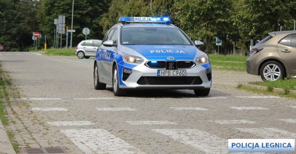 zdjęcie: Legniccy policjanci zatrzymali kierującego, który wsiadł za kółko pomimo cofniętych uprawnień / fot. KMP w Legnicy