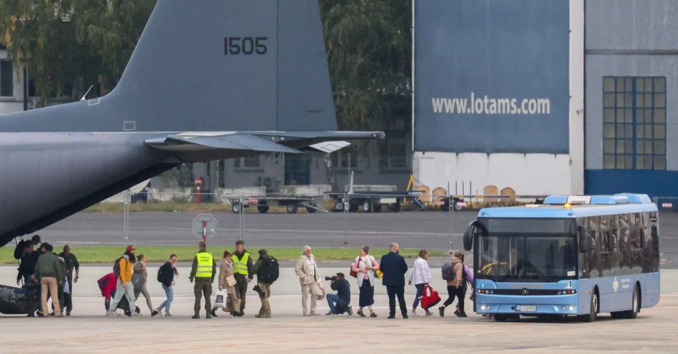 zdjęcie: Samolotami wojskowymi z Izraela do Polski wróciło 268 naszych obywateli / fot. PAP