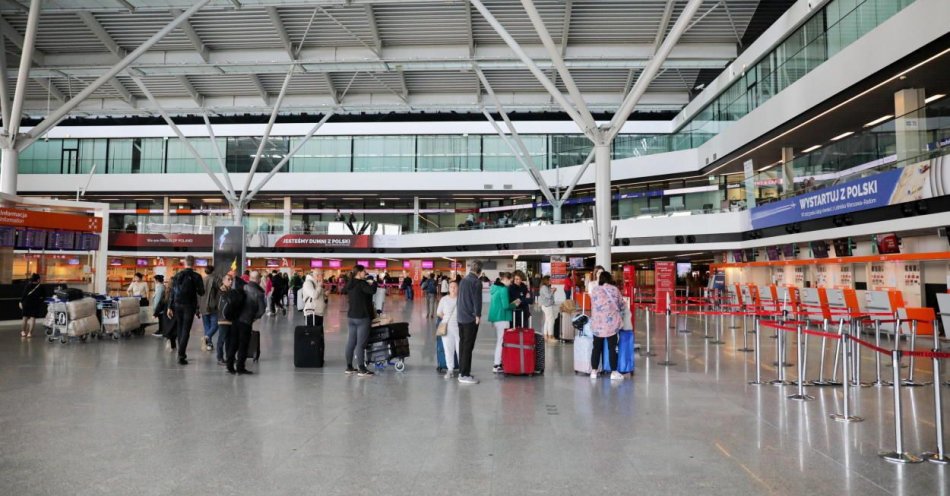 zdjęcie: Ponad 23 mln pasażerów obsłużyły w pierwszej połowie tego roku polskie lotniska / fot. PAP