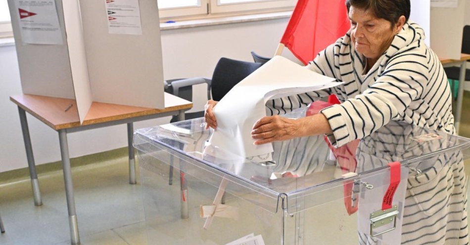 zdjęcie: W komisji wyborczej na Jagodnie nadal trwa głosowanie; w kolejce kilkaset osób / fot. PAP