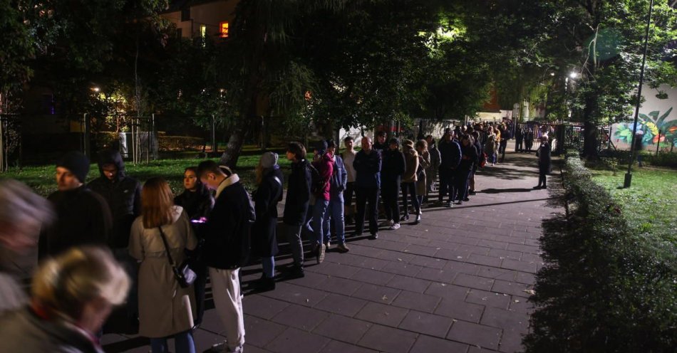 zdjęcie: żaden głos wyborcy, który zjawił się w lokalu do godz. 21, nie został zmarnowany / fot. PAP
