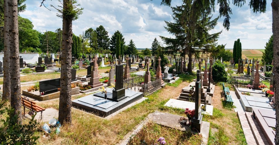 zdjęcie: W weekend na ulice wyjedzie cmentarna linia C40, zmieni się lokalizacja przystanków przy cmentarzach / pixabay/2460849