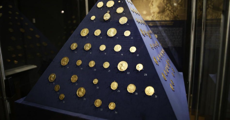 zdjęcie: Złote numizmaty na wystawie w Muzeum Emeryka Hutten-Czapskiego w Krakowie / fot. PAP