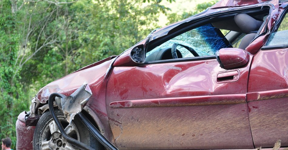 zdjęcie: 3 osoby ranne w wypadku po zderzeniu dwóch aut osobowych / pixabay/1308575