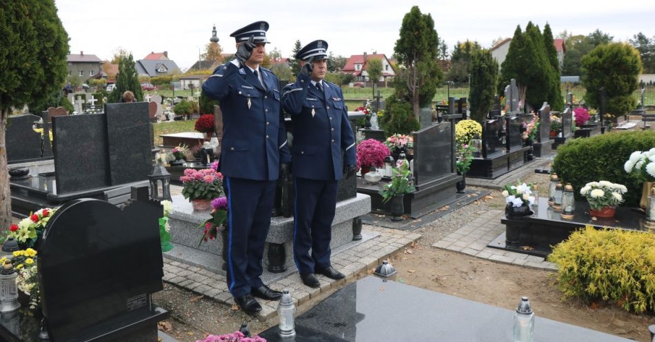 zdjęcie: Komendanci z Komendy Miejskiej Policji we Wrocławiu z wizytą na grobach zmarłych policjantów / fot. KMP w Wrocławiu