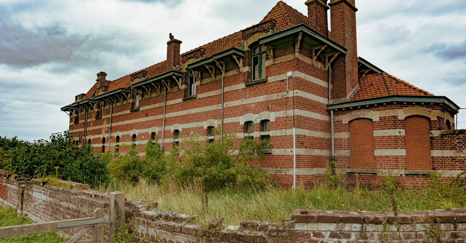 zdjęcie: Dwoje młodych ludzi wypadło z trzeciego piętra sanatorium Bałtyk / pixabay/6562942