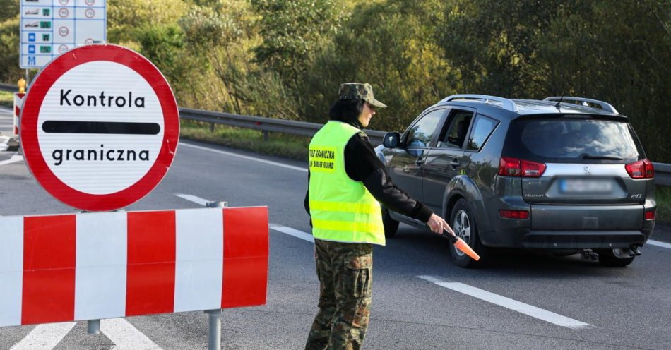 zdjęcie: W poniedziałek na granicy ze Słowacją skontrolowano ponad 7,8 tys. osób i 3,4 tys. pojazdów / fot. PAP