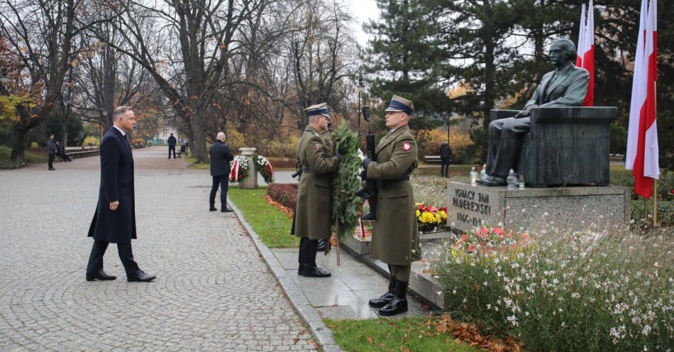 zdjęcie: Prezydent Andrzej Duda składa wieńce przed pomnikami Ojców Niepodległości / fot. PAP