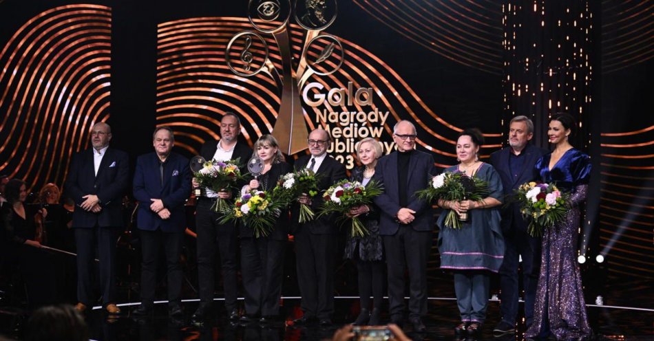 zdjęcie: M. Pomianowska, K. Masłoń, J. Jakubowski, F. Zylber i P. Śliskowski z Nagrodami Mediów Publicznych 2023 / fot. PAP