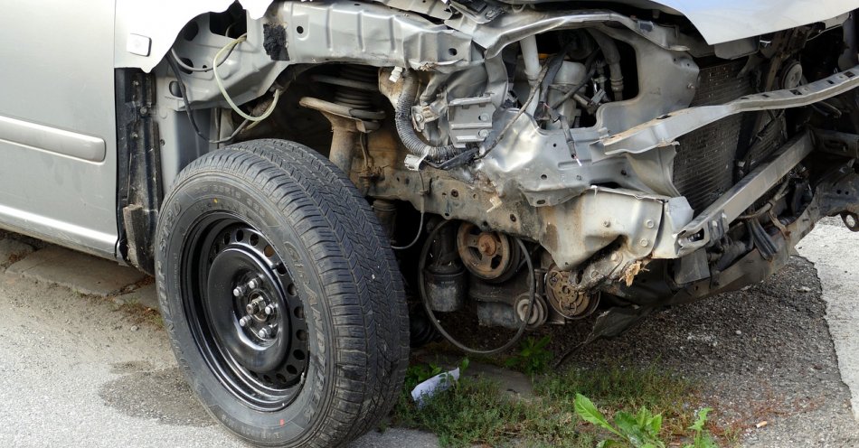 zdjęcie: Zderzenie dwóch aut; jedna osoba nie żyje, trzy są ranne, w tym dwoje dzieci / pixabay/3669469