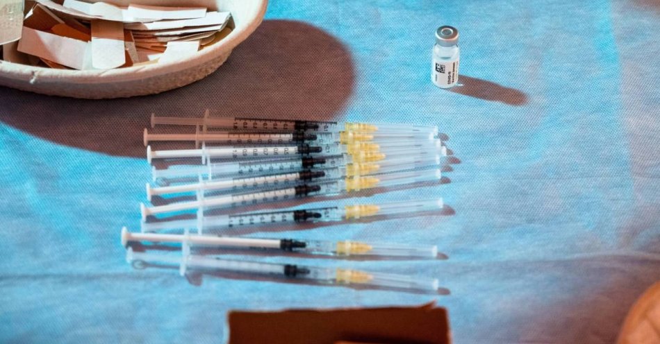 zdjęcie: Od 6 grudnia szczepionka przeciwko COVID z wariantem XBB (Kraken) będzie dostępna w punktach szczepień - przychodniach POZ i aptekach / fot. PAP