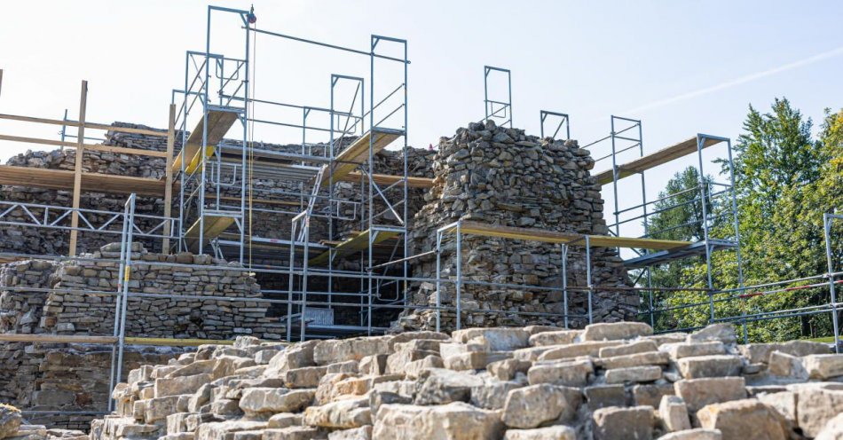 zdjęcie: Do końca roku potrwa renowacja ruin zamku w Lanckoronie / fot. PAP