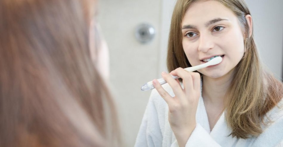 zdjęcie: Każdą szczoteczką można dobrze oczyścić zęby; najlepiej używać pasty z fluorem / fot. PAP