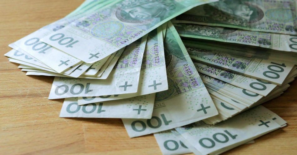 zdjęcie: 44 proc. Polaków przeszkadzają osoby, które mimo posiadanych pieniędzy nie spłacają długów / fot. PAP