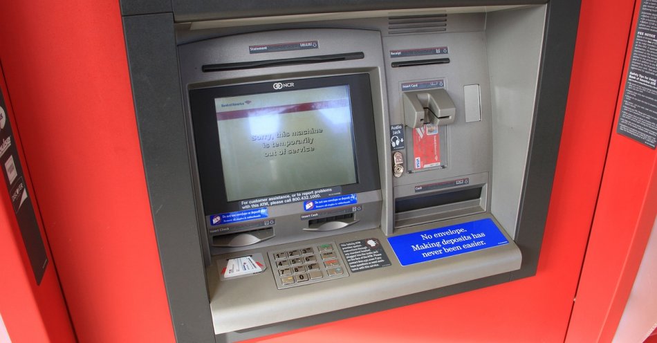 zdjęcie: Posługując się kradzionym telefonem i kartą wypłaciła z bankomatów pieniądze - sama zgłosiła się na policję / pixabay/313958