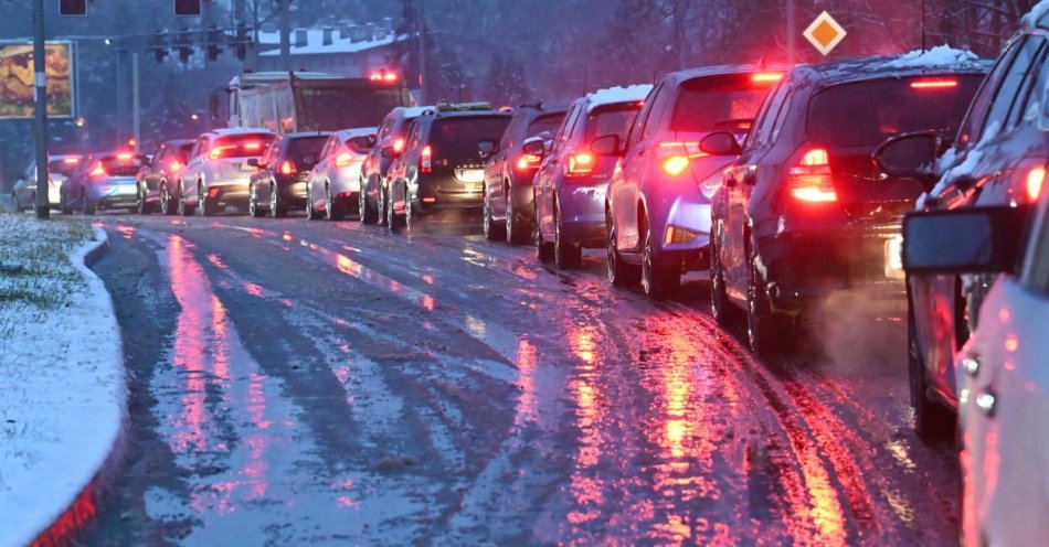 zdjęcie: Mżawka, deszcz i śnieg z deszczem mogą utrudniać jazdę kierowcom / fot. PAP