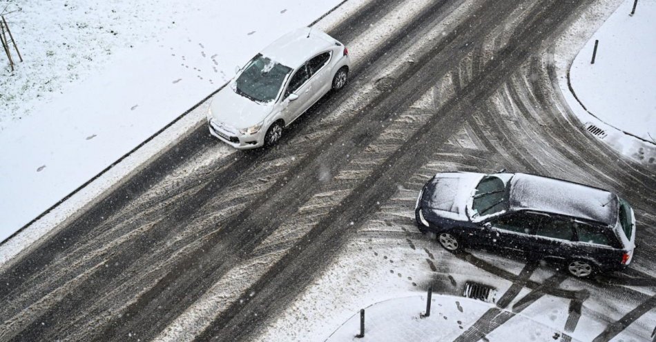 zdjęcie: GDDKiA ostrzega kierowców przed śniegiem, deszczem ze śniegiem i śliskimi drogami / fot. PAP