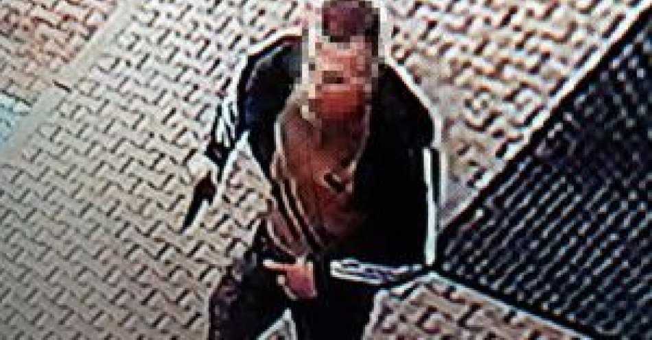 zdjęcie: Policjanci zatrzymali mężczyznę, który sterroryzował pracownicę sklepu przedmiotem przypominającym broń / fot. KMP w Wrocławiu