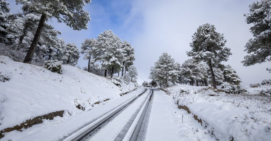 zdjęcie: Lokalna śliskość i zajeżdżony śnieg na drogach w regionie / pixabay/7774315