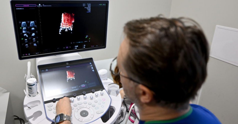 zdjęcie: Nowoczesny ultrasonograf wykorzystujący AI w szpitalu wojewódzkim w Kielcach / fot. PAP