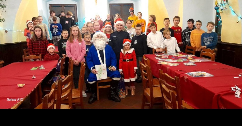 zdjęcie: Spotkanie niebieskiego Mikołaja z dziećmi / fot. KMP w Piotrkowie Trybunalskim