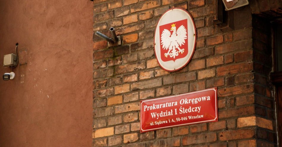zdjęcie: Wrocławska prokuratura wszczęła z urzędu śledztwo ws. zniszczenia świecznika chanukowego w centrum miasta / fot. PAP