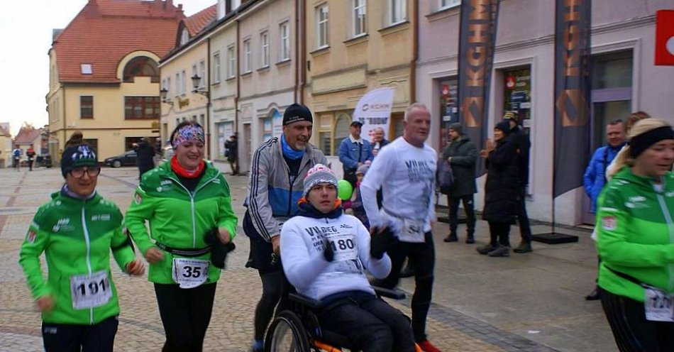 zdjęcie: Miłośnicy biegania pokonali siedmiokilometrową trasę z kopalni Rudna do polkowickiego Rynku / fot. nadesłane