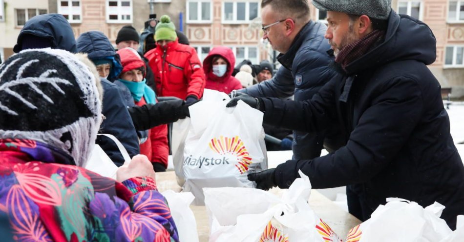 zdjęcie: Kilkaset pakietów z żywnością przygotowano dla potrzebujących na święta / fot. PAP