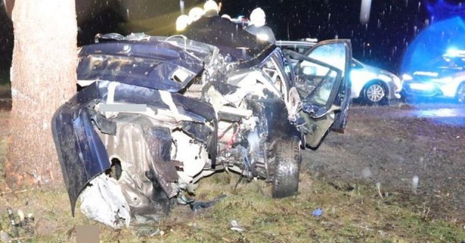 zdjęcie: Nie żyje kierowca osobówki, który dzisiejszej nocy stracił panowanie nad pojazdem i uderzył w drzewo / fot. KPP w Bolesławcu