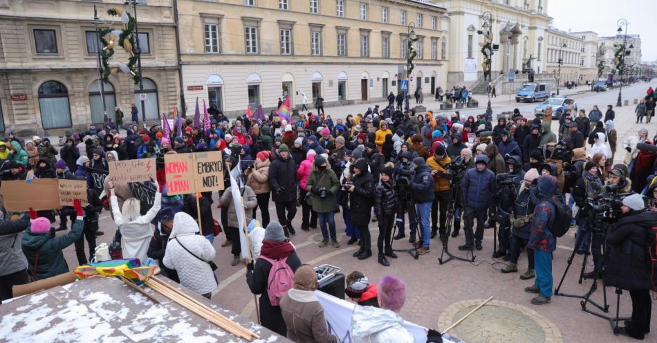 zdjęcie: W kilku miastach Polski demonstrowano domagając się zmiany przepisów dotyczących aborcji / fot. PAP