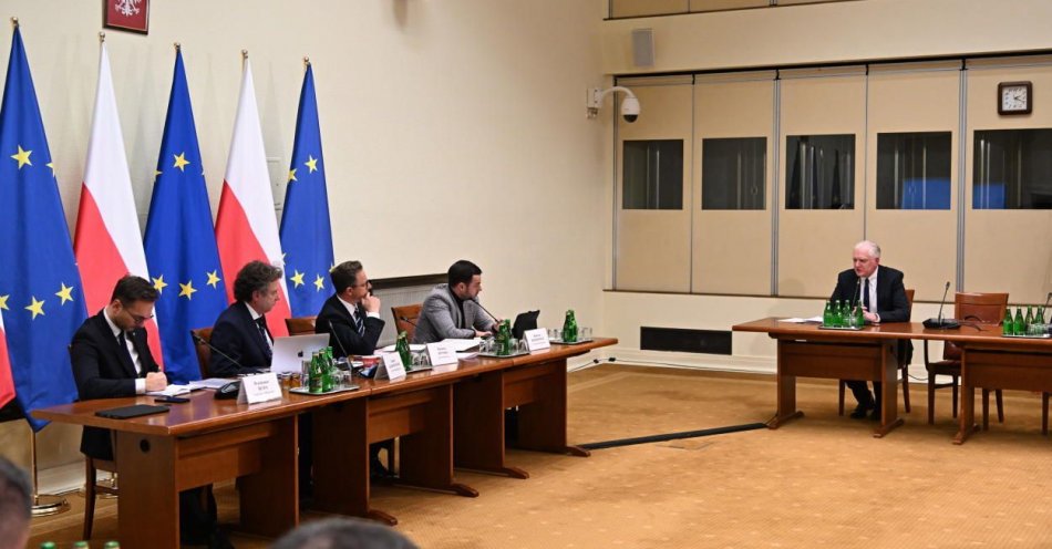 zdjęcie: Komisja śledcza ds. wyborów korespondencyjnych kontynuuje przesłuchanie Jarosława Gowina / fot. PAP