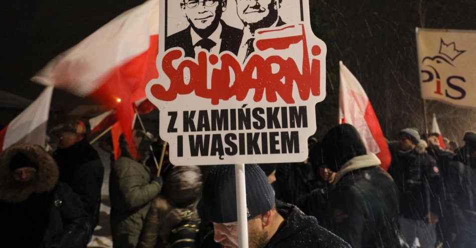 zdjęcie: Protest przed więzieniem w obronie Macieja Wąsika / fot. PAP